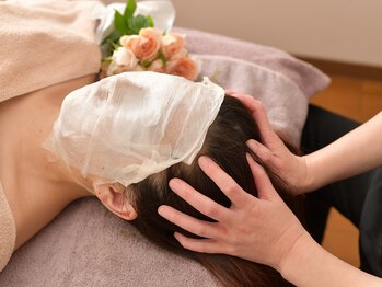 カーナ(CARNA)/ハーブ鎮静中のヘッドマッサージ