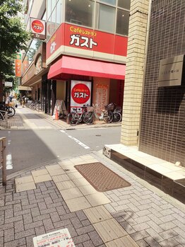 幡ヶ谷ヘッド/幡ヶ谷駅北口を出て右に歩く。