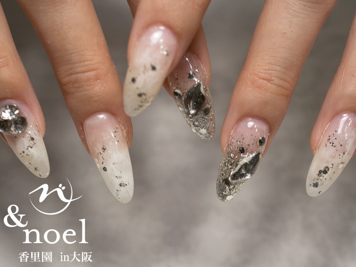 2025年-2026年冬トレンド】シルバーパーツのネイルデザイン集｜人気順