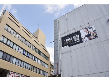 トゥルー(TRUE)/【外観】この看板のビルが目印♪