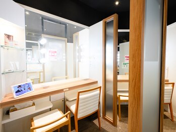 ビューティーリバース 湘南ちがさき店/サロン内観