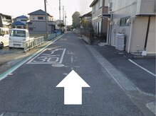 アイラッシュラボ ヴィータ(EYELASH LABO VITA)の雰囲気（お店の横の道をまっすぐ進むと月極駐車場がございます。）