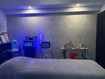 アノマリー 六本松店(Anomaly)の写真/《ハイドラ毛穴洗浄+顔脱毛》で脱毛効果UP◎最新小顔ケア"レッドショット"も導入★理想の美肌&美小顔へ♪