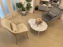 カーリー(KARLIE)の雰囲気（待合席はこちらです♪リビングのような落ち着く空間）