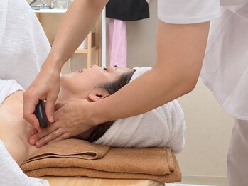ここそわん(KOKO et ses SOINS)の写真/つらい首肩に、温めてほぐす新習慣♪寝ころぶよもぎ蒸し×ホットストーンで、すっきり軽やかに！