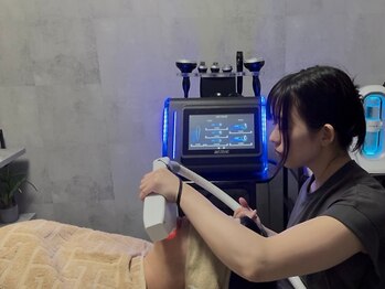 アノマリー 六本松店(Anomaly)の写真/自ら100機以上から選定した"ハイブリッド脱毛機械"導入!脱毛デビューもコースを卒業された方も大歓迎◎