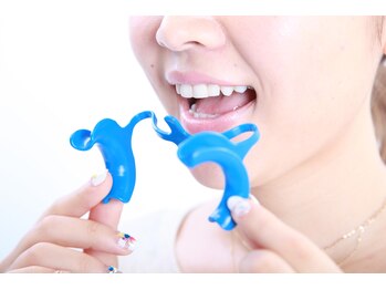 ホワイトニングバー 金沢フォーラス店/ マウスオープナーの装着