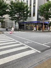 ビューステージ アイブロウサロン 岡山/横断歩道を渡り直進