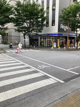 ビューステージ アイブロウサロン 岡山/横断歩道を渡り直進