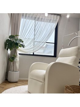 ナチュリーバンビ(natuly bambi)の写真/【福井の大人女性に選ばれる実力派】上質な空間×最新LED。2秒硬化で即洗顔OK!忙しい毎日を彩る目元へ