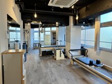 イグネスの雰囲気（日中は日が差し込み、夜はシックな雰囲気です◎）