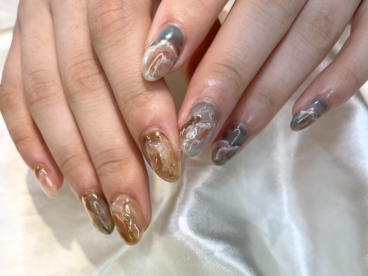 くすみカーキニュアンスゴールドネイル 砂ジェル ミラー 韓国 ちゅるん 秋 冬 くすみカーキニュアンスゴールドネイル 砂ジェル ミラー 韓国 ちゅるん