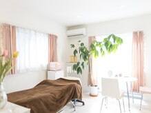 エステティックサロン ピアチェボーレ(Piacevole)/白を基調としたプライベート空間