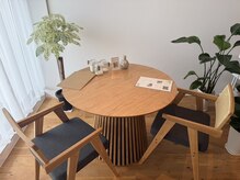 aroma salon Luna【アロマサロンルナ】の雰囲気（ご来店後まずは、こちらのテーブルでカウンセリングを行います。）