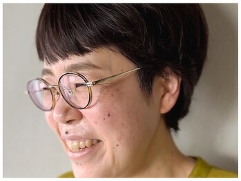 シアン(CYAN)/アイウェアから覗く似合わせ眉