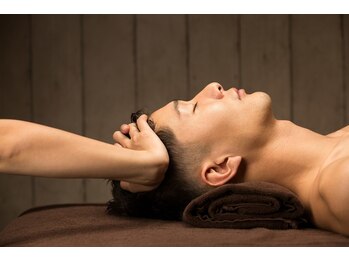 キャトル 離(QUATRE)の写真/男性の多くの頭髪のお悩みはヘッドスパで解消！疲れた脳のリセットに！気になる頭皮のケアもお任せ下さい◎