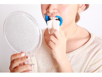 ホワイトニングバー 金沢フォーラス店/歯の表面の水分の拭き取り