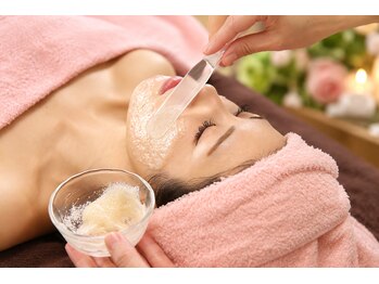 ローズ 下松(ROSE)の写真/<思わず触りたくなる陶器肌へ>肌荒れ跡やニキビケアに/光フェイシャルで透けるような結果重視の施術◎