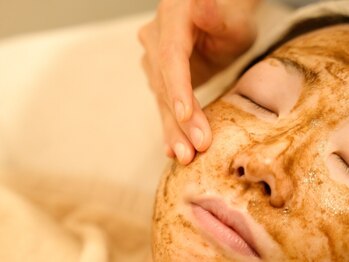 サロン カーサ(Salon Casa)の写真/【徹底!!シミケア肌質改善NO.1】シミケア×ハーブピーリング×生コラ導入×デコルテリンパ（初回）¥12000