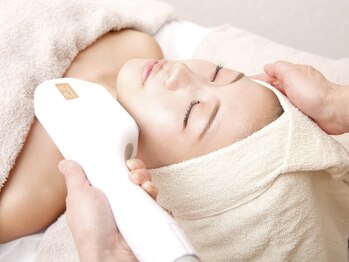 エクボ(EcBeau)の写真/【完全都度払いで安心！】顔脱毛でお肌がのトーンが明るくなり、化粧ノリもUP♪