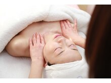 メナードフェイシャルサロン 印西草深店の雰囲気（フェイシャルの前にデコルテからしっかりケアでリフレッシュ◎）