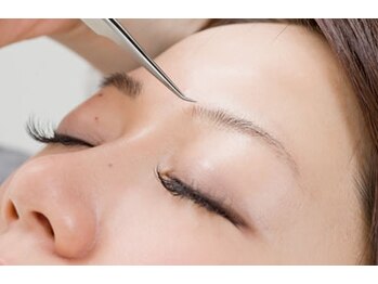 クロエ(Chloe)/眉毛エクステ導入