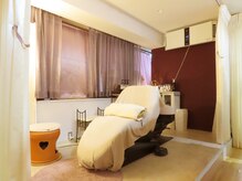 ミエリフル(Miel et Fleurs)の雰囲気（ベッド１，シャンプー台１。2名様同時施術も可能です。）