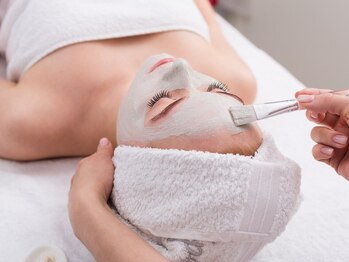 ブプラ 諫早店(BUPURA)の写真/お肌に優しくシミしわケア☆【ハーブピーリング+透明美白パック¥8800】年齢を感じさせない潤いを実感◎