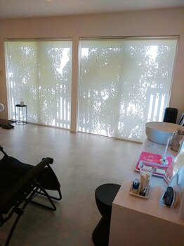 エミリアホワイトニング(EMIRIA WHITENING)/やさしい光が差し込む空間