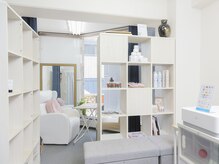 サロン カラーズボーテ(Salon colours beaute)の雰囲気(白を基調とした落ち着いた店内です)