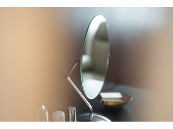 チーク 川崎店(teak)の写真/忙しい大人女性に選ばれる半個室の上質空間。まつ毛とまゆ毛と心を整える自分を労る時間をお過ごしください