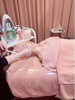 スロウスパ(Slow Spa)の写真/【小顔コルギ＆ハイドロフェイシャルSET￥6800】小顔にはツヤ肌もセットで♪毛穴汚れ・黒ずみを改善◎