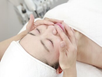 ラクフク(RAKUFUKU)の写真/【小顔になりたい!美肌になりたい方に♪】小顔矯正や毛穴洗浄など、本格的なフェイシャルメニューをご用意!