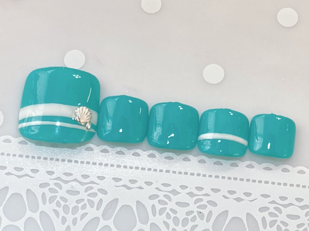 2025年-2026年冬トレンド】ターコイズブルー フットのネイルデザイン集