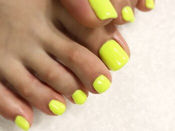 チアネイルズ(Chia nails)/フットジェルでネオンカラー