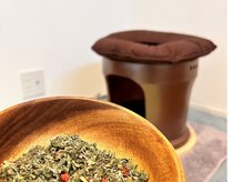 座浴器は信楽焼。壺は遠赤外線効果◎。よもぎは和漢植物ブレンド