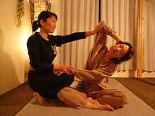 マスターのタイ古式/座位で体側を伸ばすストレッチ