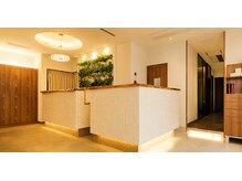 ティエル fahren pure店(TIELU)の雰囲気（木の温もりを感じる、心地よいエントランスでお迎えします。）