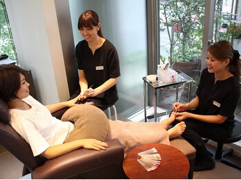 イチリンネイル 千葉店(ICHIRIN NAIL)の写真/指先から足元まで輝く☆人気のマグネット～季節のニュアンスで彩るFOOTネイルがおすすめ！同時施術◎