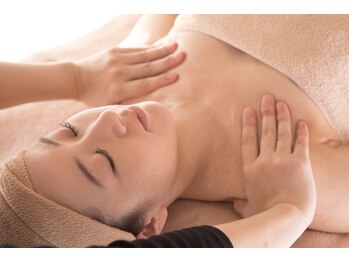 クイーンズ ピュア 長崎店(Queen's Pure)/デコルテマッサージ