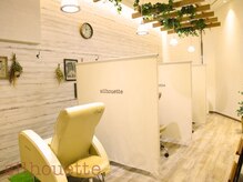 アンティーク調の落ち着いた空間で、丁寧に施術を行います☆