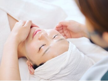 サロンドール(Salon doll)の写真/《韓国式最新小顔×熟練技》たるみ・ホウレイ線のお悩みに。フェイスラインを引き締め,続けるほど上向きに!