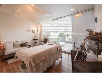 フォレストヴィラ スロウ(Forest villa SLOW)/自然の光が差し込む明るい店内