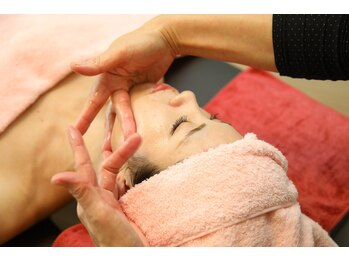 ローズ 下松(ROSE)の写真/<思わず触りたくなる陶器肌へ>肌荒れ跡やニキビケアに/光フェイシャルで透けるような結果重視の施術◎