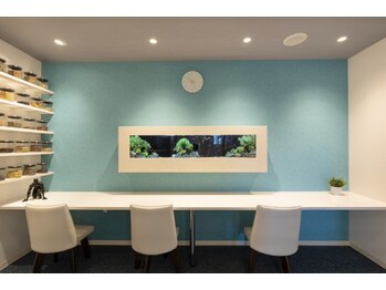 マリーローラン メンズルイズ(Marryrolan MensRuise)/アクアリウムのある待合室