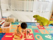 エムズ アイラッシュ アンド ネイル(M's)の雰囲気（キッズスペース完備★テレビ◎お待ちの間お好きな動画を♪）