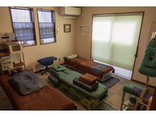 アンナカカイロプラクティックの雰囲気（施術用のベッド３台とチェア１台で対応させていただきます）