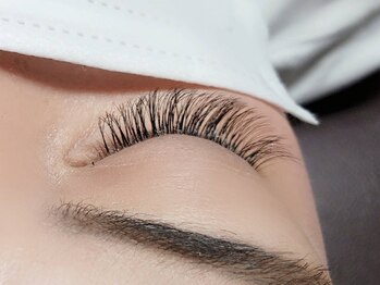 アクア AQUAの写真/長持ちマツエクならお任せ！人気のボリュームラッシュやフラットラッシュ、バインドロック★つけ心地も◎