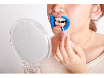 ホワイトニングバー 金沢フォーラス店/ 歯の表面にジェルを塗る