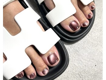 アンドットネイルズ(UN.nails)の写真/そろそろサンダル準備！フットジェルマグネットで足元先取り☆200色から選べる！角質ケアも◎